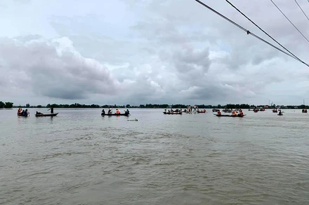 Lực lượng chức năng tìm kiếm hai nạn nhân bị lũ cuốn tử vong.