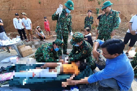 Lực lượng y tế cấp cứu nạn nhân còn sống trong vụ sạt lở đất tại Trà Leng, huyện Nam Trà My (Ảnh: CTV Đoàn Đạo)