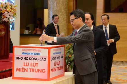 Phó Thủ tướng Chính phủ Vũ Đức Đam, lãnh đạo Bộ GD-ĐT quyên góp ủng hộ đồng bào miền trung, sáng 31-10