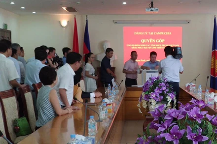 Quyên góp ủng hộ đồng bào miền trung, sáng 20-10.