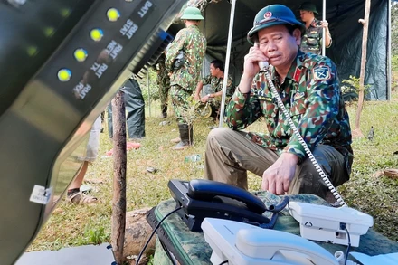 Thông tin từ hiện trường với Sở chỉ huy tiền phương trung ương được diễn ra liên tục. (Ảnh: Nhóm PV Báo Quảng Nam)