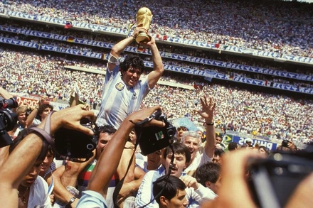 Diego Maradona, huyền thoại độc nhất vô nhị của bóng đá thế giới.