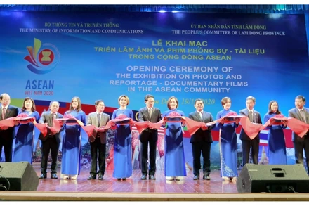 Các đại biểu cắt băng khai mạc triển lãm.