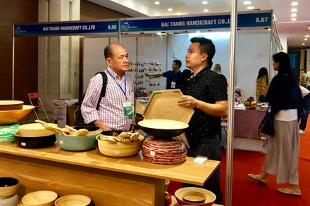 Khách tham quan, tìm hiểu sản phẩm thủ công mỹ nghệ tại Hội chợ Hanoi Gift Show 2019.