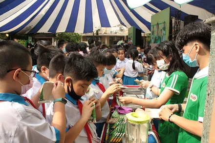 Học sinh tham gia đổi vỏ hộp sữa nhận quà.