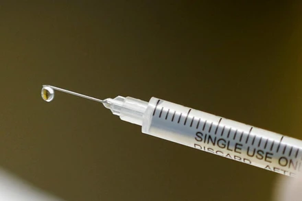 Một ống tiêm chứa vaccine Covid-19 thử nghiệm trước khi tiêm cho các tình nguyện viên tại Trung tâm Nghiên cứu Shandukani ở Johannesburg, Nam Phi ngày 27-8-2020. Ảnh: Reuters.