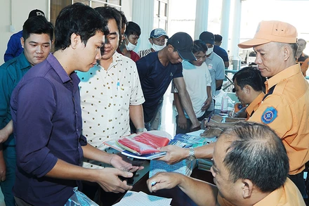 Hàng trăm ngư dân được cung cấp các thông tin cần thiết tại buổi tuyên truyền.