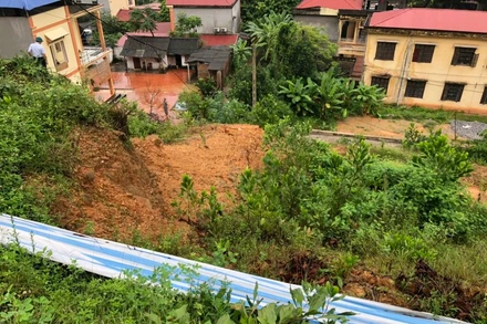 Khu vực Trường tiểu học Hòa Sơn trước nguy cơ lở núi.