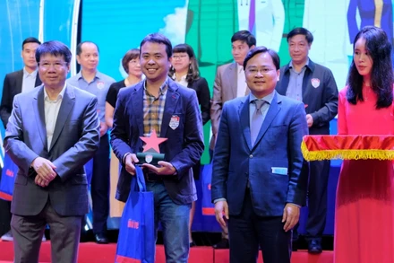 Tri ân 21 tập thể và 105 cá nhân tuyến đầu chống dịch Covid-19.