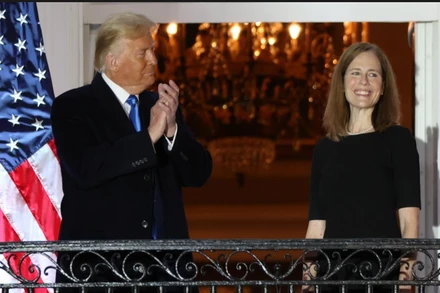 Ông Trump và bà Barrett sau lễ tuyên thệ nhậm chức của bà tại Nhà Trắng, ngày 26-10. (Ảnh: Reuters)