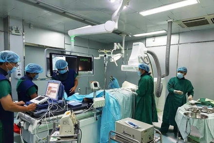 Ekip bác sĩ Bệnh viện Hoàn Mỹ Đà Nẵng tiến hành cấy máy khử rung ICD cứu sống bệnh nhân.