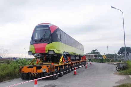 Đoàn tàu được vận chuyển vào bên trong depot Nhổn.