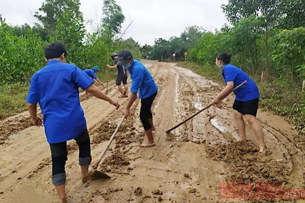 Thanh niên Quảng Trị xung kích tu sửa đường giao thông liên thôn, liên xã.