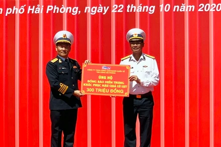 Thượng tá Bùi Văn Quỳ, Phó Tổng Giám đốc Tổng công ty Tân cảng Sài Gòn, Chủ tịch Hội đồng thành viên TC-HICT trao tiền ủng hộ đồng bào miền trung.