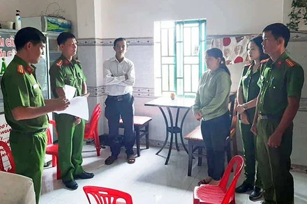 Cơ quan Công an đọc lệnh bắt giam đối tượng Trần Thị Yến Chi. Ảnh: VĂN NGỌC