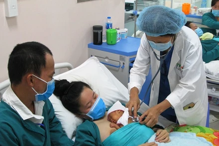 Bé gái mới sinh cân nặng chỉ 700 gram, sau 57 ngày chăm sóc đặc biệt tại Bệnh viện Sản Nhi Long An đã cân nặng 1,545 kg và được xuất viện.