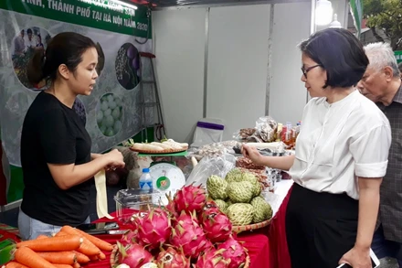 Người tiêu dùng tham quan, mua sắm tại Tuần hàng trái cây, nông sản các tỉnh, thành phố tại TTTM Mipec Long Biên.