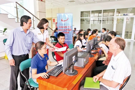 Người nộp thuế được hỗ trợ, tư vấn và làm thủ tục quyết toán thuế thu nhập cá nhân 2019 tại một thành viên thuộc câu lạc bộ đại lý thuế thành phố (Ảnh minh họa: Hoàng Liêm).