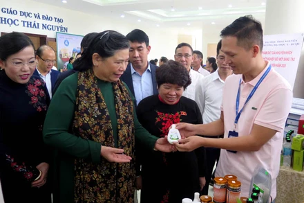 Đồng chí Tòng Thị Phóng thăm một số sản phẩm khoa học công nghệ của Đại học Thái Nguyên nghiên cứu, sản xuất.