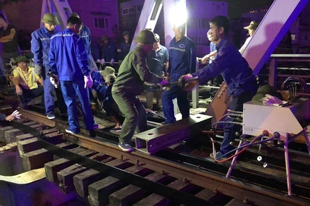Khắc phục sự cố sà lan va vào cầu đường sắt Tam Bạc