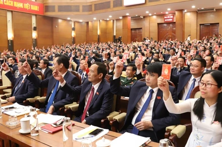 Các đại biểu biểu quyết thông qua Nghị quyết Đại hội nhiệm kỳ 2020-2025.