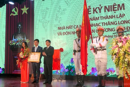 Nhà hát Ca múa nhạc Thăng Long nhận Huân chương Lao động hạng Ba.