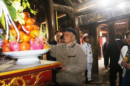 Dâng hương tại đình Triều Hội nhân Kỷ niệm 90 năm Ngày truyền thống cách mạng Bồ Đề.