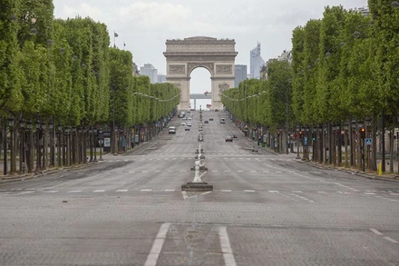 Đại lộ Champs-Élysées vắng bóng người trong ngày đầu thực hiện lệnh phong tỏa. Ảnh: Le Parisien.