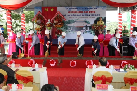 Khởi công xây dựng nhà Lưu niệm Giáo sư Trần Văn Giàu tại xã An Lục Long, huyện Châu Thành, tỉnh Long An. 