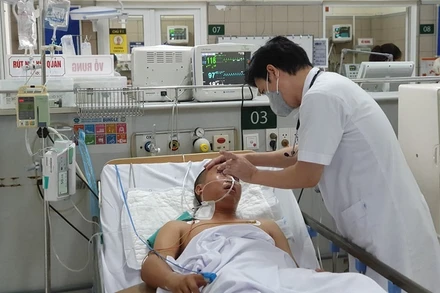 TS, BS Nguyễn Tiến Dũng thăm khám cho một bệnh nhân ngộ độc methanol.