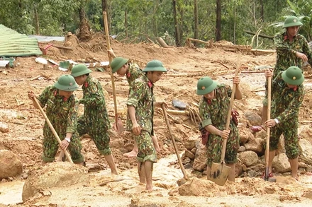 Bộ đội Quân khu 4 tiến hành tìm kiếm cứu nạn tại hiện trường. Ảnh: Chinhphu.vn