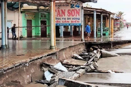 Do ảnh hưởng của triều cường kết hợp sóng to, gió lớn, một số đoạn bờ kè khu du lịch biển Thịnh Long (huyện Hải Hậu, Nam Định) đã bị sạt, sụt khá nghiêm trọng.