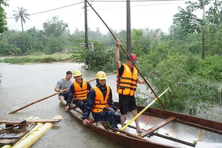 Công nhân Điện lực Đà Nẵng kiểm tra TBA tại xã Hòa Liên 2, Hòa Vang.
