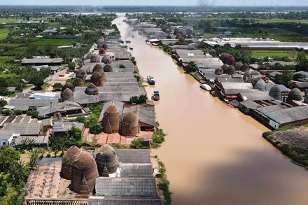 Làng gạch ngói ở Vĩnh Long nhìn từ trên cao như những tòa lâu đài cổ kính. 
