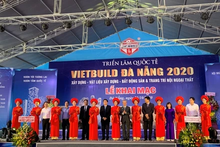 Ban Tổ chức và đại diện cơ quan quản lý cắt băng khai mạc triển lãm.