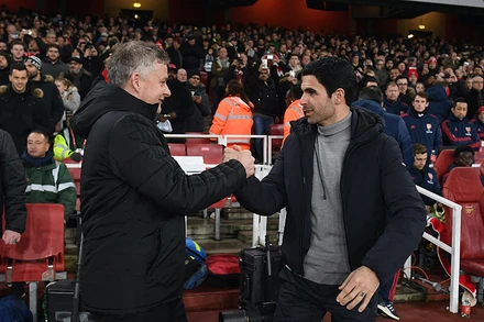 Hai HLV G. Solskjaer (Man United, trái) và M. Arteta (Arsenal) có cuộc so tài chủ nhật này.