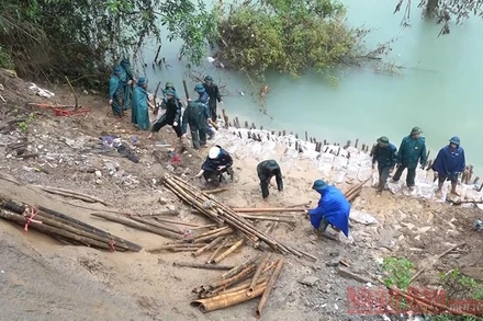 Lực lượng vũ trang gia cố điểm đê bao Thạch Định, ở huyện Thạch Thành bị sạt lở.