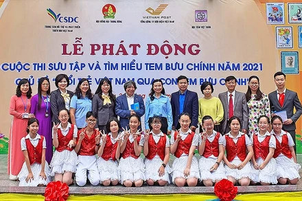 Giáo sư sử học Lê Văn Lan, Chủ tịch Hội đồng giám khảo cuộc thi (thứ 6 từ trái sang) cùng các thành viên Ban tổ chức.