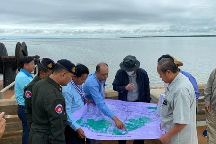 Lãnh đạo Bộ Tài nguyên nước và Khí tượng Campuchia thị sát một đập nước vùng Tây Bắc, sáng 19-10.