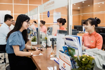 Giao dịch khách hàng tại Ngân hàng Bưu điện Liên Việt.