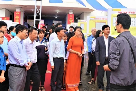 Đông đảo cán bộ, học sinh và nhân dân tham quan triển lãm. Ảnh: NGUYỄN SỰ