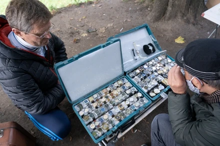 Người nước ngoài ngắm đồng hồ Liên Xô tại chợ trời ở thành phố Kaliningrad (LB Nga). 