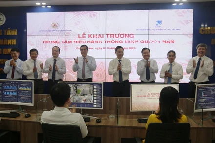 Lãnh đạo tỉnh Quảng Nam và Tập đoàn VNPT ấn nút khai trương Trung tâm IOC.