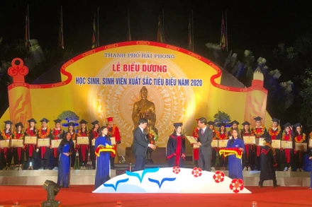 Lễ biểu dương, tôn vinh học sinh, sinh viên xuất sắc, tiêu biểu