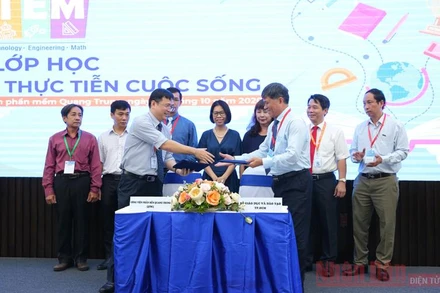 Đại diện lãnh đạo Sở GD-ĐT TP Hồ Chí Minh và Công viên Phầm mềm Quang Trung ký thỏa thuận hợp tác.