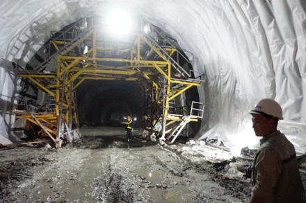 Đào hầm Hải Vân 2.