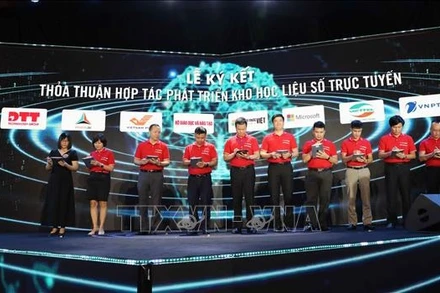 Lãnh đạo Chính phủ và các bộ, ban ngành chính thức khởi động chương trình "Kết nối triệu con tim". Ảnh: TTXVN.