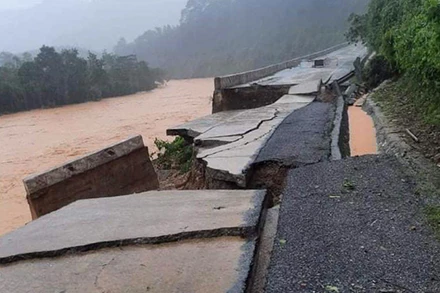 Đường Hồ Chí Minh nhánh tây, đoạn quan xã Trường Sơn, huyện Quảng Ninh (Quảng Bình) bị sạt lở, tắc đường. (Ảnh: HƯƠNG GIANG)