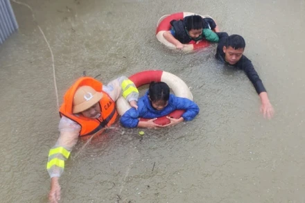 Sơ tán người dân Cẩm Xuyên, Hà Tĩnh ra khỏi nơi nguy hiểm. Ảnh: NGÔ TUẤN.