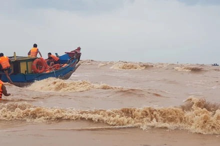 Đội cứu nạn đang tiếp cận gần tàu Vietship.